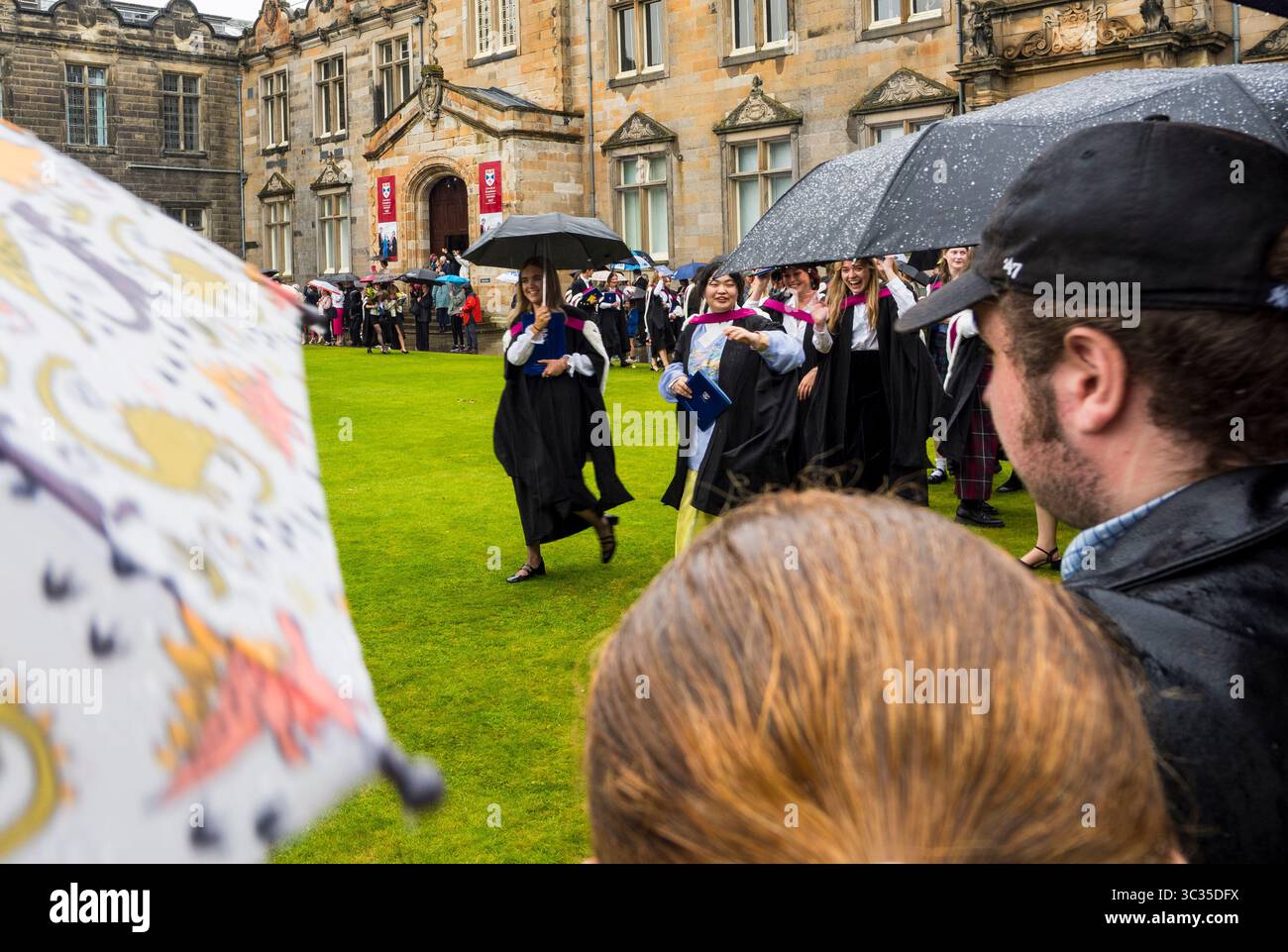 Heureux étudiants diplômés, procession académique, St Salvators Quad, Université de St Andrews, Fife, Écosse, Royaume-Uni, GB. Banque D'Images
