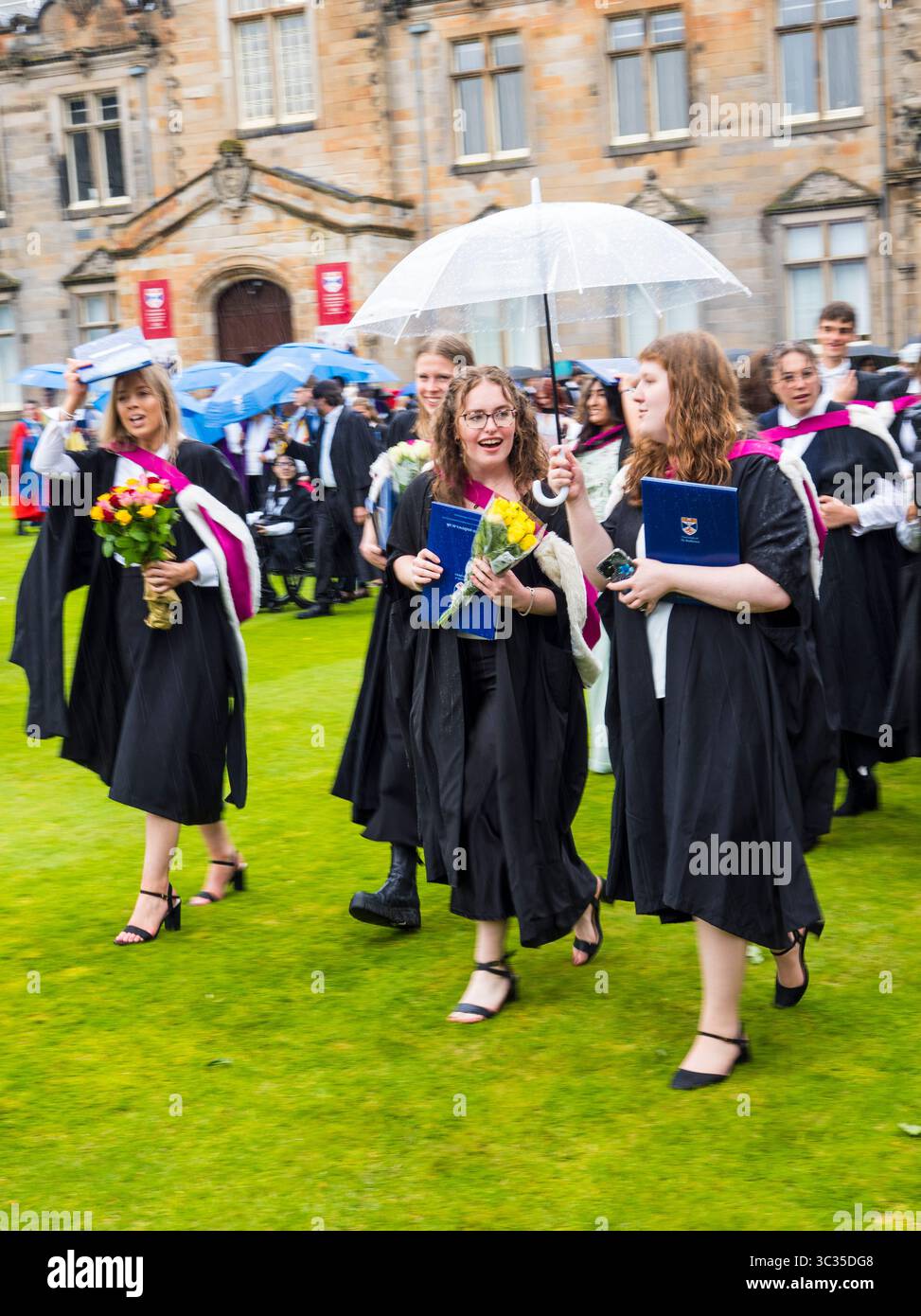Heureux étudiants diplômés, procession académique, St Salvators Quad, Université de St Andrews, Fife, Écosse, Royaume-Uni, GB. Banque D'Images