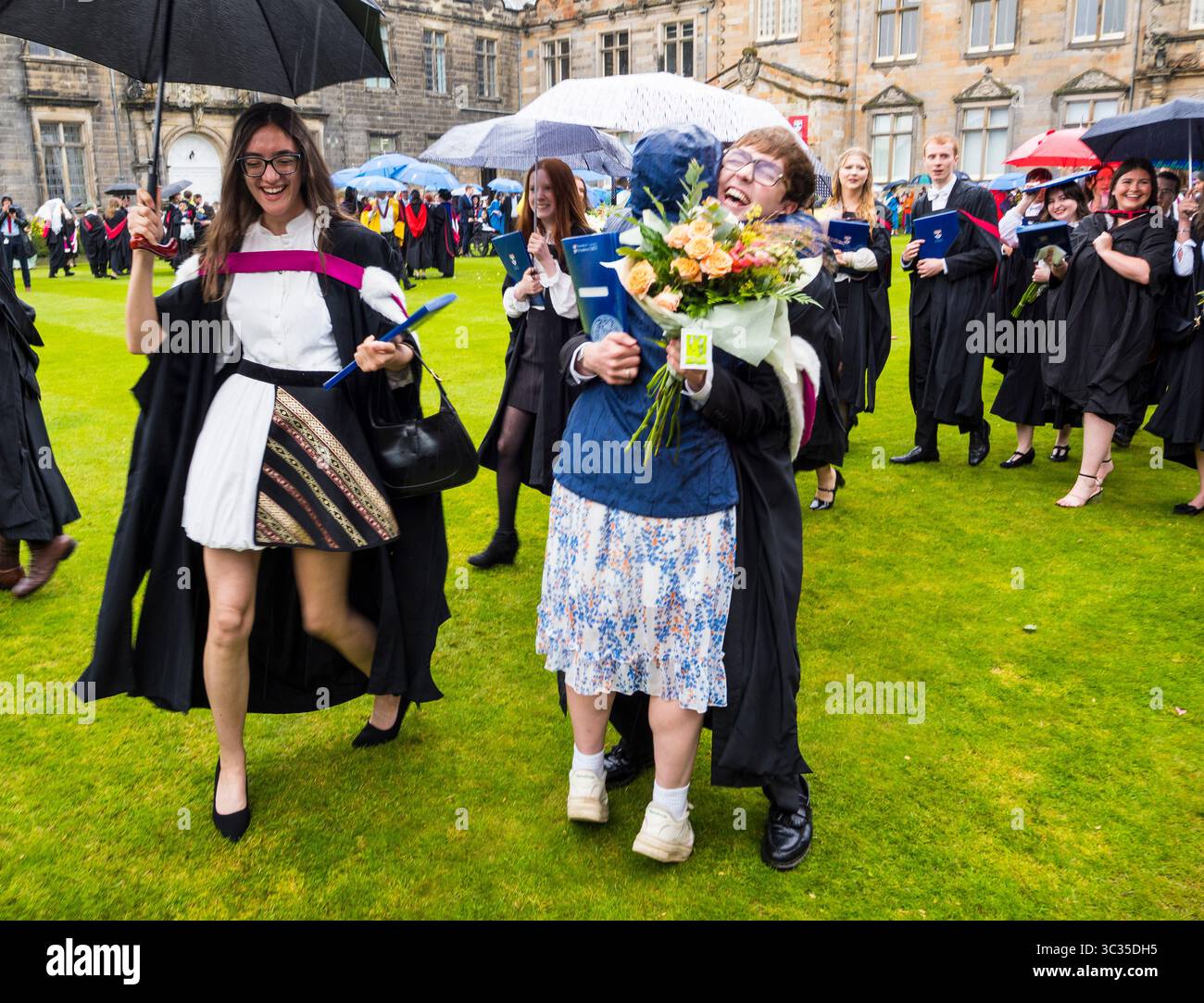 Heureux étudiants diplômés, procession académique, St Salvators Quad, Université de St Andrews, Fife, Écosse, Royaume-Uni, GB. Banque D'Images