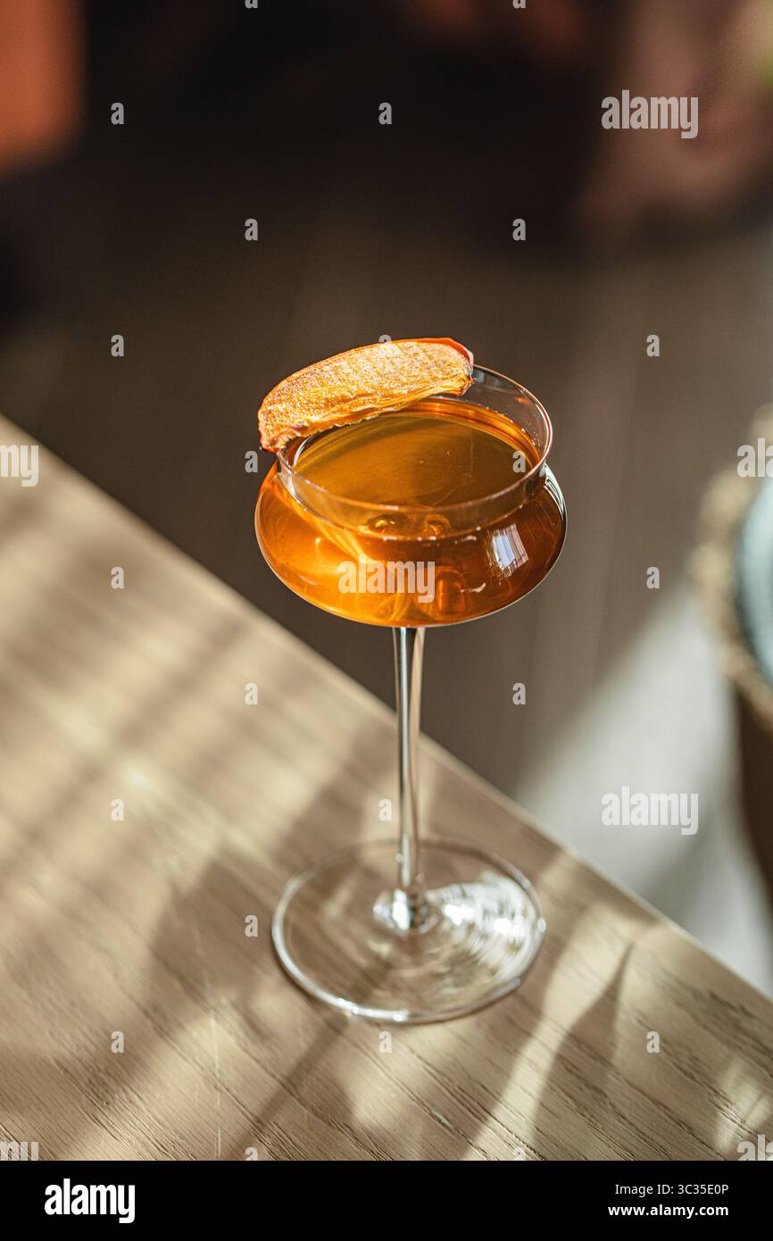 Cocktail ambre élégant sur table en bois Banque D'Images