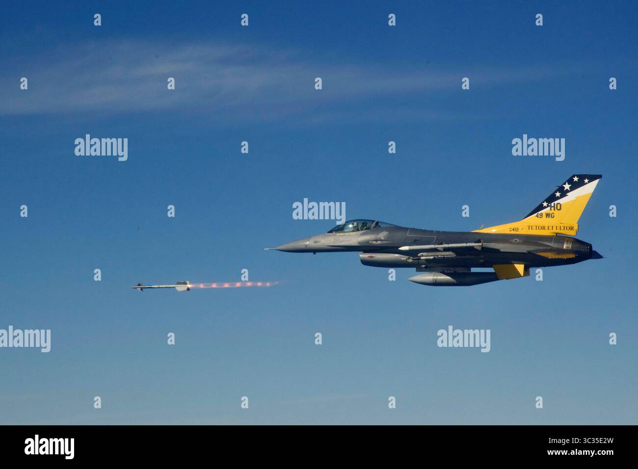 10 mars 2021 - base aérienne de Tyndall, Floride, États-Unis - un Faucon combattant F-16 de la 49e escadre de la base aérienne de Holloman, N.M. tire un AIM-9M Sidewinder pendant l'entraînement et l'évaluation au programme d'évaluation des systèmes d'armes-est, le 10 mars 2021 à la base aérienne de Tyndall, Fla. Les WSEP sont organisés pour évaluer les systèmes d'armes air-sol et air-air pour le compte du Commandement de combat aérien. (Crédit image : © Savanah Bray/U.S. Air Force/ZUMA Wire/ZUMAPRESS.com) Banque D'Images