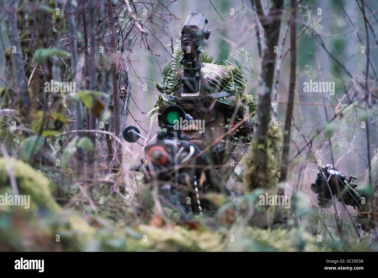 19 mars 2021 - joint base Lewis McChord, Washington, États-Unis - le sergent Benjamin Fernandez, chef d'équipe du 1er Bataillon, 161st Infantry Regiment, 81st Stryker Brigade combat Team, scanne son secteur de tir lors d'une patrouille à pied dans le cours Light leaders à la joint base Lewis-McChord, le 19 mars 2021. Le cours Light leaders forme les soldats à devenir des chefs d'infanterie plus compétents en développant les principes fondamentaux des opérations d'escouade et en renforçant leurs capacités de leadership. Pendant la formation, les chefs dirigent leurs équipes dans les mouvements tactiques d'infanterie, la navigation terrestre, la planification tactique, la bataille d Banque D'Images
