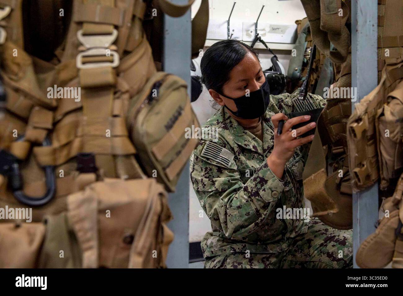 29 mars 2021 - États-Unis - Equipement de survie de l'équipage Vanessa Thomas de 2e classe, de San Diego, affectée à l'escadron 4 des Chevaliers noirs de combat maritime d'hélicoptère (HSC), inspecte l'équipement de survie de l'équipage dans le magasin de l'Equipement de survie de l'équipage à la Naval Air Station (NAS) de Fallon. Air Wing Fallon fait partie du cycle d'entraînement pré-déploiement des ailes aériennes des porte-avions de la Navy. (Crédit image : © U.S. Navy/ZUMA Wire/ZUMAPRESS.com) Banque D'Images