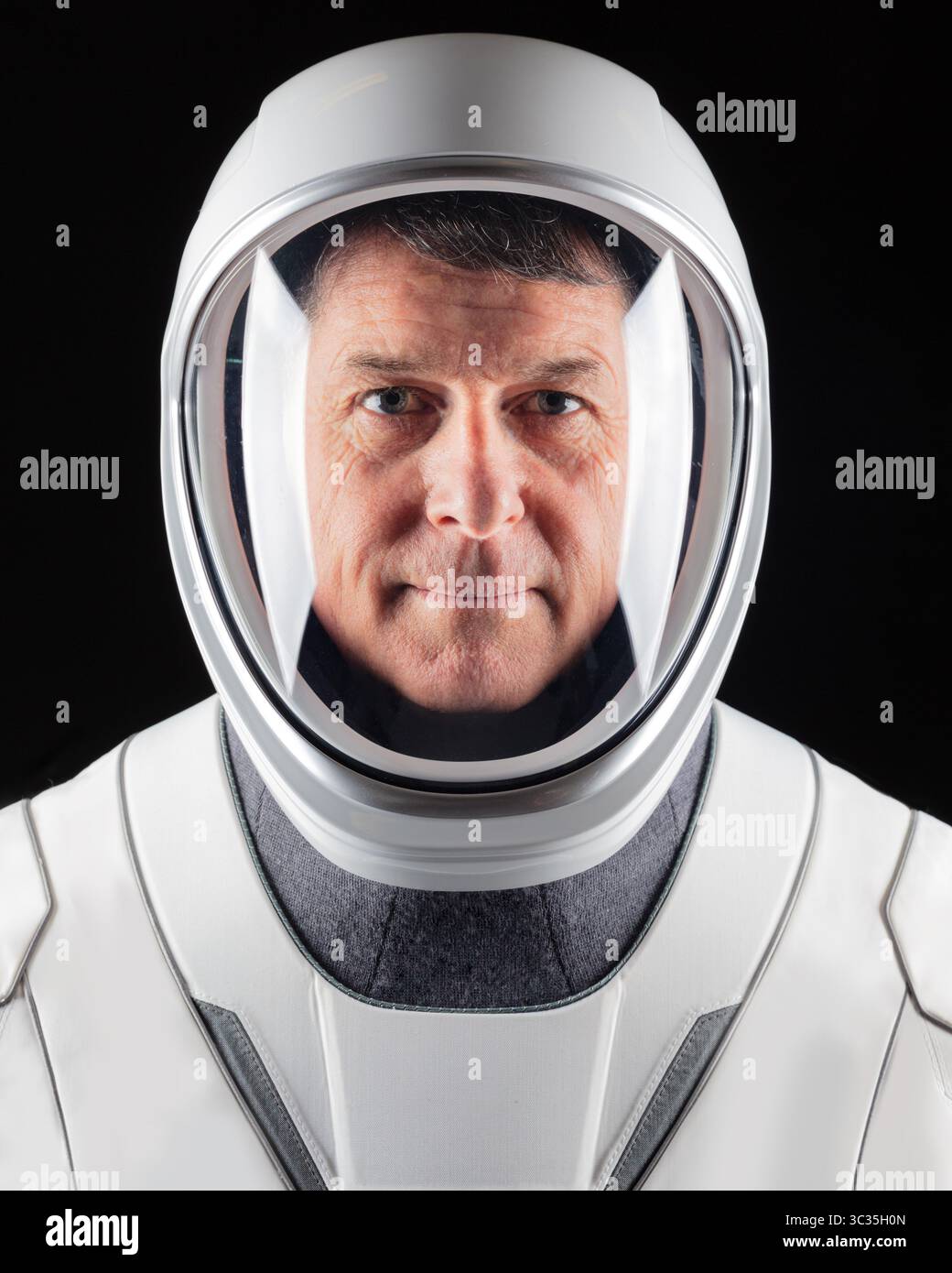 24 mars 2021 - Hawthorne, Californie, États-Unis - L'astronaute SHANE KIMBROUGH de la NASA, SpaceX Crew-2 commander, pose pour un portrait dans sa combinaison de pression au siège de SpaceX à Hawthorne, Californie. (Crédit image : © SpaceX/ZUMA Wire/ZUMAPRESS.com) Banque D'Images