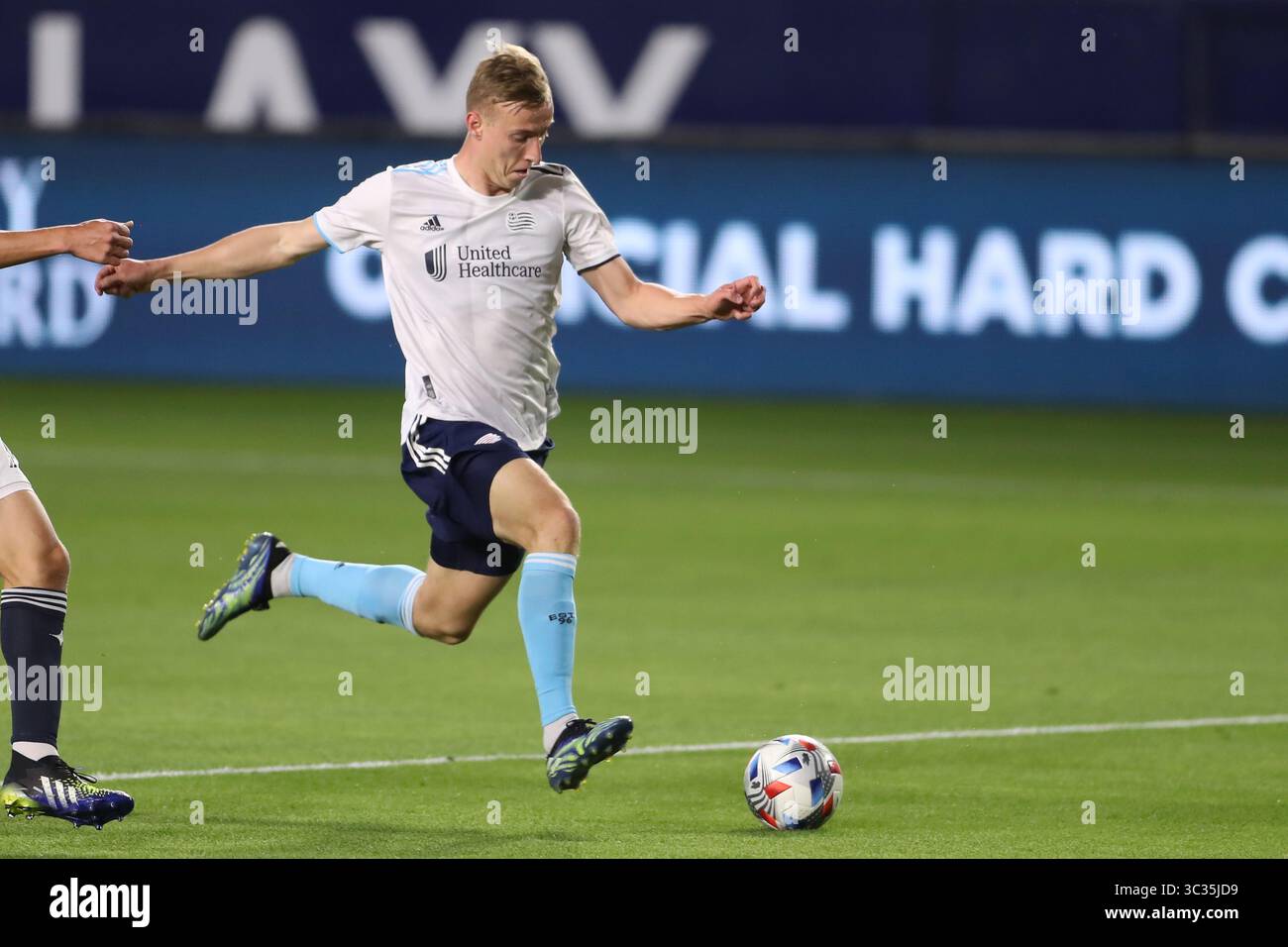31 mars 2021 : L'attaquant de la Révolution de la Nouvelle-Angleterre Adam Buksa (9 ans) tire un coup de but pendant le match entre la Révolution de la Nouvelle-Angleterre et la Galaxie de Los Angeles au Dignity Health Sports Park à Los Angeles, CALIFORNIE, États-Unis. (Photo de Peter Joneleit)(image de crédit : &copy ; Peter Joneleit/CSM via ZUMA Wire) Banque D'Images