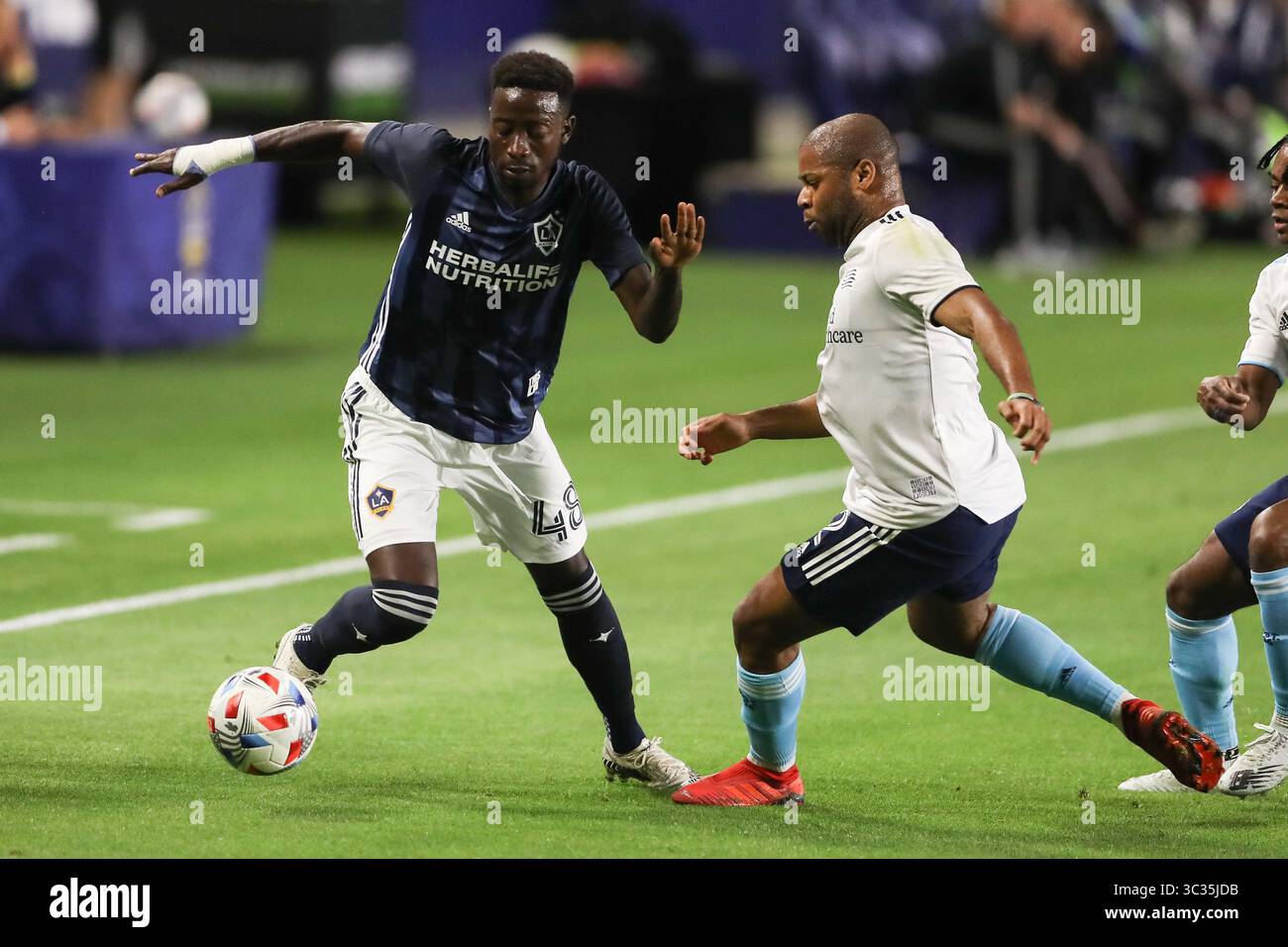 31 mars 2021 : Augustine Williams (48 ans) tente de contrôler le ballon alors que le défenseur de la Révolution de la Nouvelle-Angleterre Andrew Farrell (2 ans) attaque pour le contrôle pendant le match entre la Révolution de la Nouvelle-Angleterre et la Galaxie de Los Angeles au Dignity Health Sports Park à Los Angeles, CALIFORNIE, États-Unis. (Photo de Peter Joneleit)(image de crédit : &copy ; Peter Joneleit/CSM via ZUMA Wire) Banque D'Images
