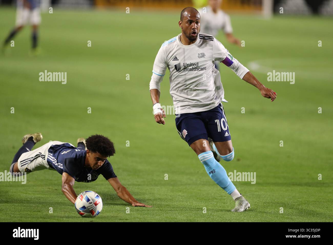 31 mars 2021 : L'attaquant de la Révolution de la Nouvelle-Angleterre Teal Bunbury (10 ans) dépasse un défenseur pendant le match entre la Révolution de la Nouvelle-Angleterre et la Galaxie de Los Angeles au Dignity Health Sports Park à Los Angeles, CALIFORNIE, États-Unis. (Photo de Peter Joneleit)(image de crédit : &copy ; Peter Joneleit/CSM via ZUMA Wire) Banque D'Images