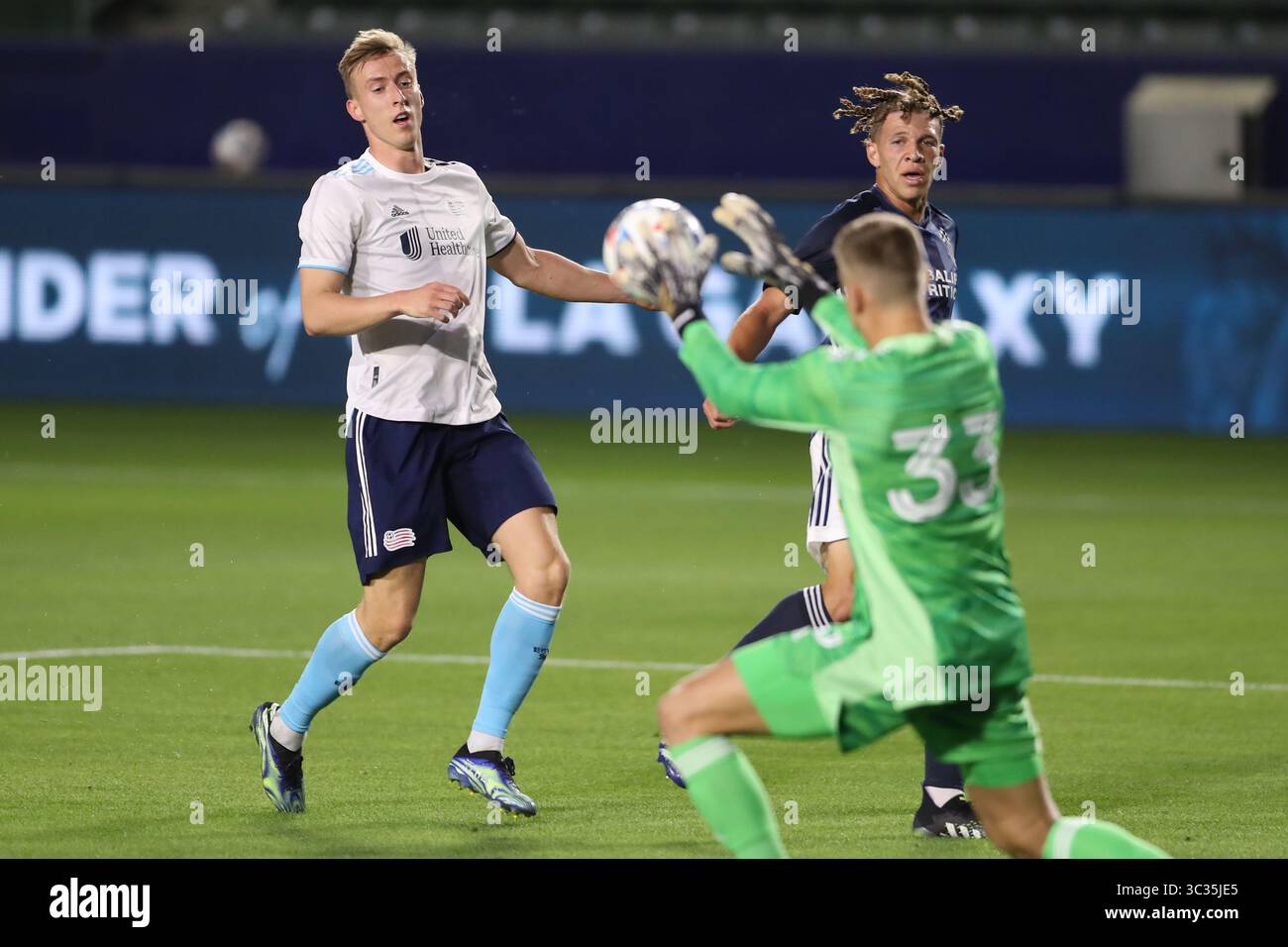 31 mars 2021 : Adam Buksa (9), attaquant de la Révolution de la Nouvelle-Angleterre, canâ™t tenter de dépasser le gardien de Los Angeles Galaxy Jonathan Klinsmann (33) pendant le match entre la Révolution de la Nouvelle-Angleterre et la Galaxie de Los Angeles au Dignity Health Sports Park à Los Angeles, CALIFORNIE, États-Unis. (Photo de Peter Joneleit)(image de crédit : &copy ; Peter Joneleit/CSM via ZUMA Wire) Banque D'Images