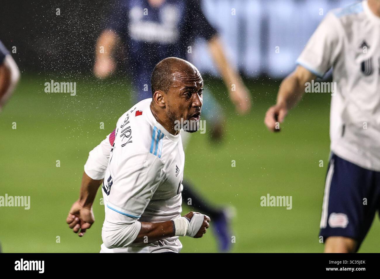 31 mars 2021 : la sueur s'envole de l'attaquant de la Révolution de la Nouvelle-Angleterre Teal Bunbury (10) après une tête pour un but pendant le match entre la Révolution de la Nouvelle-Angleterre et la Galaxie de Los Angeles au Dignity Health Sports Park à Los Angeles, CA., États-Unis. (Photo de Peter Joneleit)(image de crédit : &copy ; Peter Joneleit/CSM via ZUMA Wire) Banque D'Images