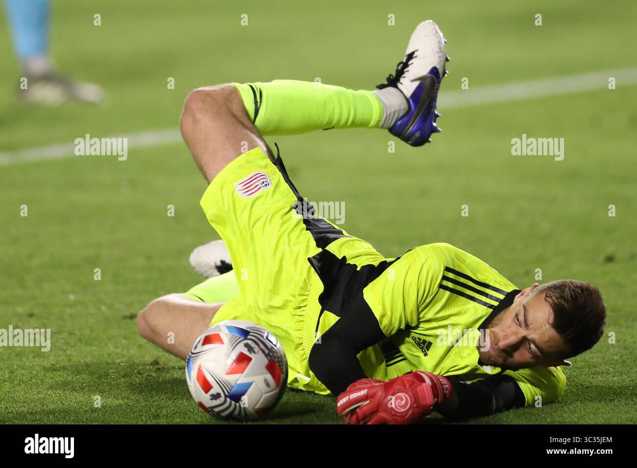 31 mars 2021 : le gardien de but de la Révolution de la Nouvelle-Angleterre Matt Turner (30 ans) fait une sauvegarde pendant le match entre la Révolution de la Nouvelle-Angleterre et la Galaxie de Los Angeles au Dignity Health Sports Park à Los Angeles, CALIFORNIE, États-Unis. (Photo de Peter Joneleit)(image de crédit : &copy ; Peter Joneleit/CSM via ZUMA Wire) Banque D'Images