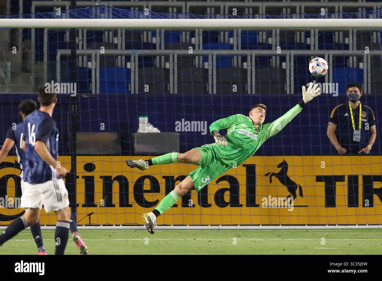31 mars 2021 : le gardien de but de la Révolution de la Nouvelle-Angleterre Brad Knighton (18 ans) canâ€™t fait le saut pendant le match entre la Révolution de la Nouvelle-Angleterre et la Galaxie de Los Angeles au Dignity Health Sports Park à Los Angeles, CA., États-Unis. (Photo de Peter Joneleit)(image de crédit : &copy ; Peter Joneleit/CSM via ZUMA Wire) Banque D'Images