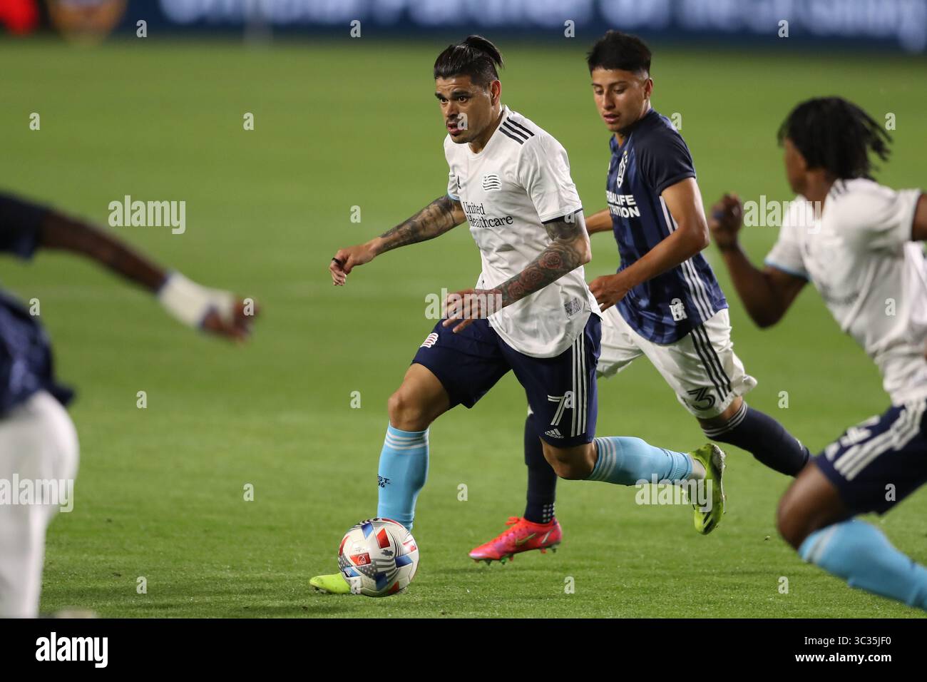 31 mars 2021 : L'attaquant Gustavo Bou (7 ans) de la Révolution de la Nouvelle-Angleterre cherche une opportunité de passage alors qu'il contrôle le ballon pendant le match entre la Révolution de la Nouvelle-Angleterre et la Galaxie de Los Angeles au Dignity Health Sports Park à Los Angeles, CALIFORNIE, États-Unis. (Photo de Peter Joneleit)(image de crédit : &copy ; Peter Joneleit/CSM via ZUMA Wire) Banque D'Images