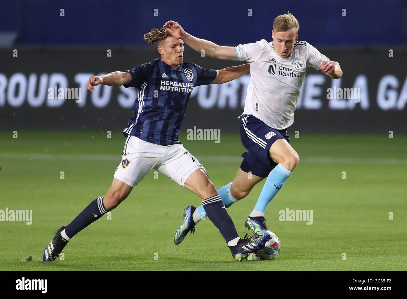 31 mars 2021 : Adam Buksa (9 ans), attaquant de la Révolution de la Nouvelle-Angleterre, affronte Damian Rivera (72 ans) pendant le match entre la Révolution de la Nouvelle-Angleterre et la Galaxie de Los Angeles au Dignity Health Sports Park à Los Angeles, CALIFORNIE, États-Unis. (Photo de Peter Joneleit)(image de crédit : &copy ; Peter Joneleit/CSM via ZUMA Wire) Banque D'Images