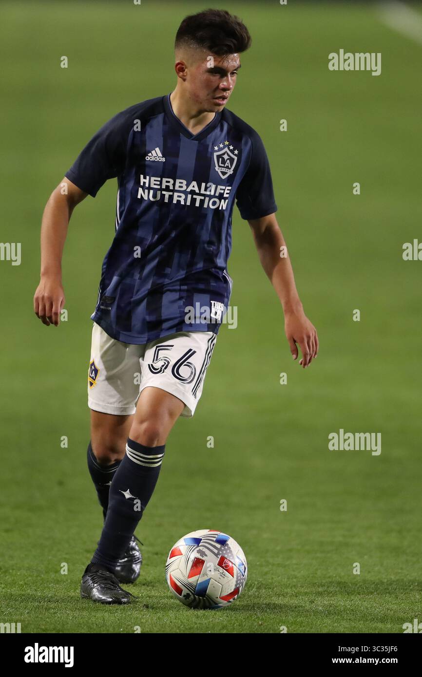 31 mars 2021 : Jonathan Perez (56 ans), attaquant de Los Angeles Galaxy, fait descendre le ballon dans le terrain pendant le match entre la New England Revolution et le Los Angeles Galaxy au Dignity Health Sports Park à Los Angeles, CALIFORNIE, États-Unis. (Photo de Peter Joneleit)(image de crédit : &copy ; Peter Joneleit/CSM via ZUMA Wire) Banque D'Images