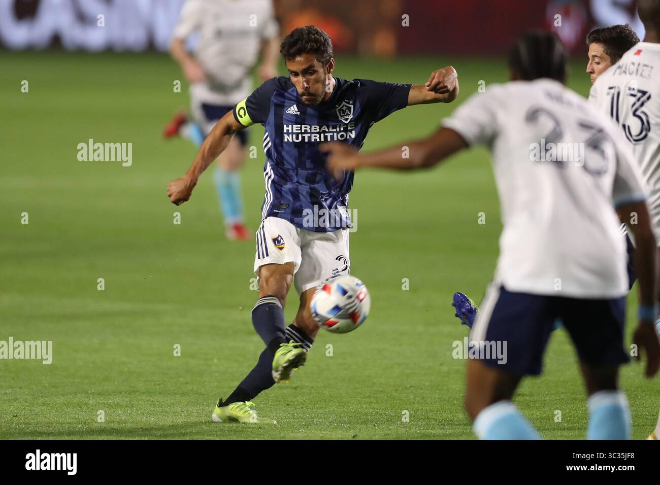 31 mars 2021 : Ethan Zubak (29 ans), attaquant du Galaxy de Los Angeles, tire au but pendant le match entre la New England Revolution et le Galaxy de Los Angeles au Dignity Health Sports Park à Los Angeles, CALIFORNIE, États-Unis. (Photo de Peter Joneleit)(image de crédit : &copy ; Peter Joneleit/CSM via ZUMA Wire) Banque D'Images