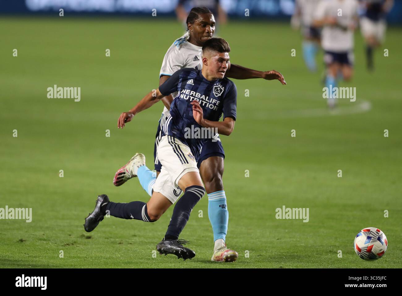 31 mars 2021 : Jonathan Perez (56), attaquant de la galaxie de Los Angeles, attaque avec le ballon pendant le match entre la Révolution de la Nouvelle-Angleterre et la galaxie de Los Angeles au Dignity Health Sports Park à Los Angeles, CALIFORNIE, États-Unis. (Photo de Peter Joneleit)(image de crédit : &copy ; Peter Joneleit/CSM via ZUMA Wire) Banque D'Images
