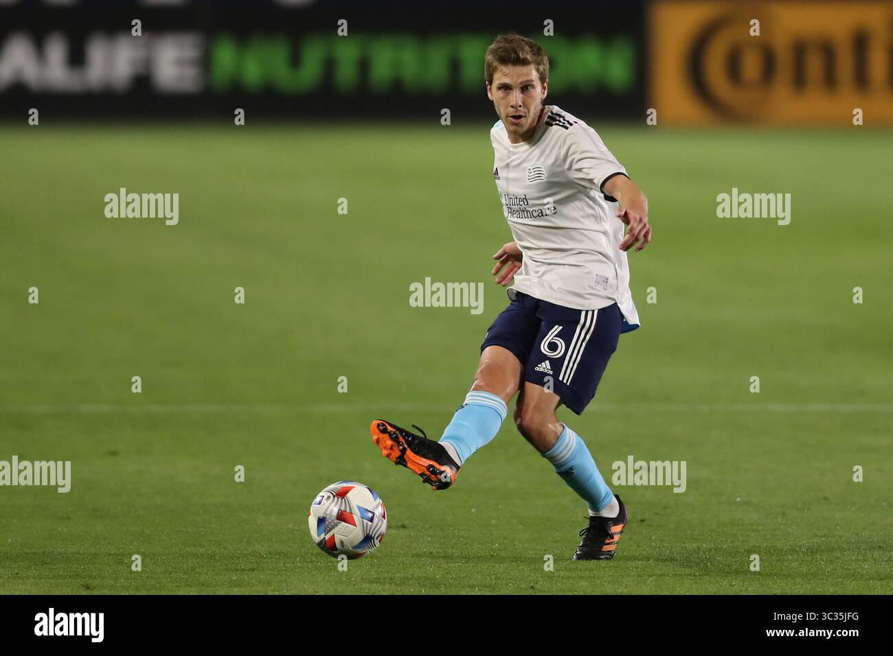 31 mars 2021 : le milieu de terrain de la Révolution de la Nouvelle-Angleterre Scott Caldwell (6 ans) envoie une passe en avant pendant le match entre la Révolution de la Nouvelle-Angleterre et la Galaxie de Los Angeles au Dignity Health Sports Park à Los Angeles, CALIFORNIE, États-Unis. (Photo de Peter Joneleit)(image de crédit : &copy ; Peter Joneleit/CSM via ZUMA Wire) Banque D'Images