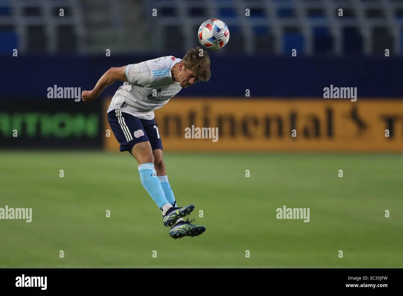 31 mars 2021 : L'attaquant Justin Rennicks (12 ans) de la Révolution de la Nouvelle-Angleterre dirige le ballon pendant le match entre la Révolution de la Nouvelle-Angleterre et la Galaxie de Los Angeles au Dignity Health Sports Park à Los Angeles, CALIFORNIE, États-Unis. (Photo de Peter Joneleit)(image de crédit : &copy ; Peter Joneleit/CSM via ZUMA Wire) Banque D'Images