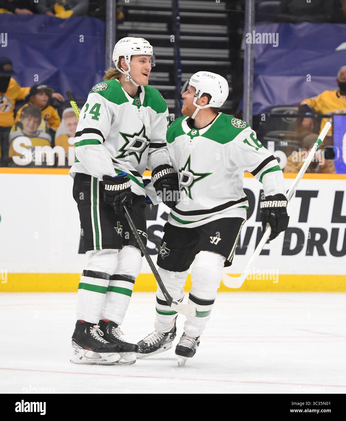 Le 1er avril 2021, les Dallas Stars Roope Hintz (24 ans) et le centre Jason Dickinson (18 ans) célèbrent le but de l'aile gauche Jason Robertson (21 ans) contre les Predators de Nashville lors de la deuxième période entre les Dallas Stars et les Predators de Nashville au Bridgestone Arena à Nashville Tennessee. (Crédit photo obligatoire : Steve Roberts/CSM)(crédit image : © ; Steve Roberts/Cal Sport Media/CSM via ZUMA Wire) Banque D'Images