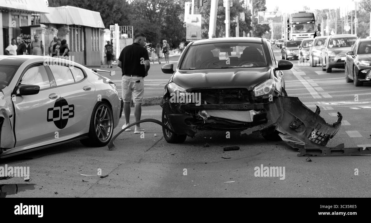 ODESSA, UKRAINE — 7 JUILLET 2025 : accident de la route. Deux voitures de luxe coûteuses sont entrées en collision à une intersection. La voiture a roulé jusqu'à l'intersection et est entrée en collision avec on Banque D'Images