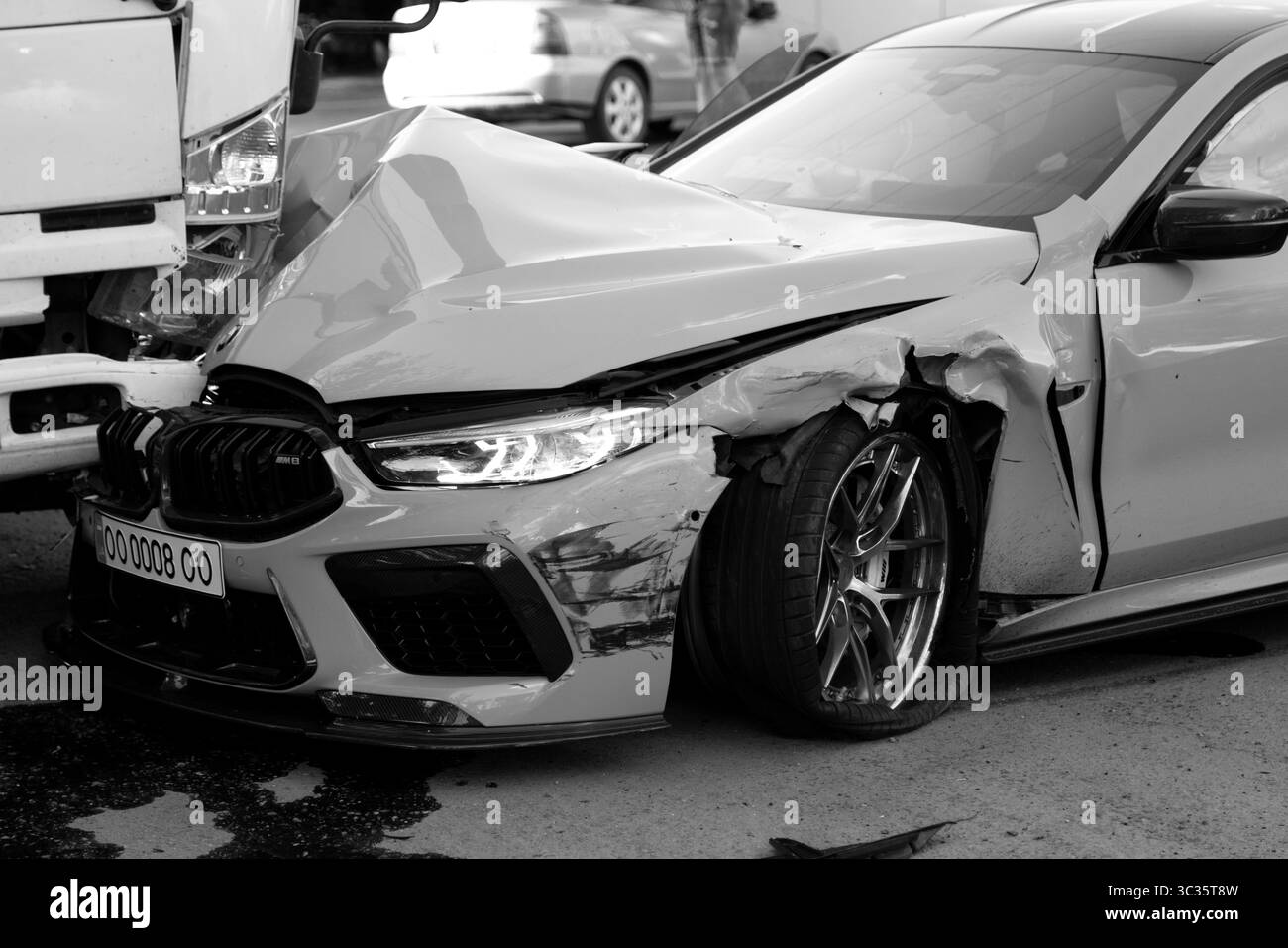 ODESSA, UKRAINE — 7 JUILLET 2025 : accident de la route. Deux voitures de luxe coûteuses sont entrées en collision à une intersection. La voiture a roulé jusqu'à l'intersection et est entrée en collision avec on Banque D'Images