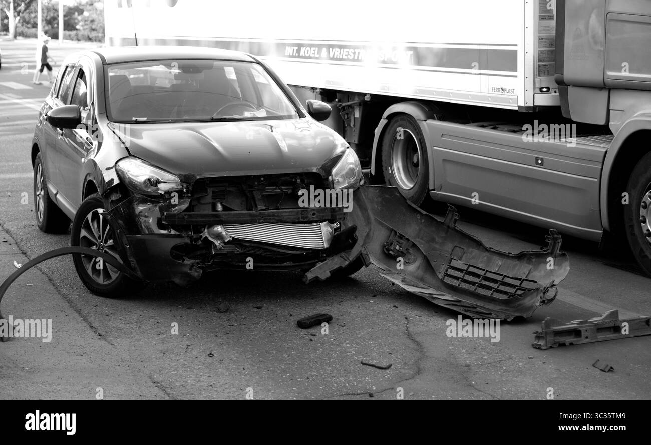 ODESSA, UKRAINE — 7 JUILLET 2025 : accident de la route. Deux voitures de luxe coûteuses sont entrées en collision à une intersection. La voiture a roulé jusqu'à l'intersection et est entrée en collision avec on Banque D'Images