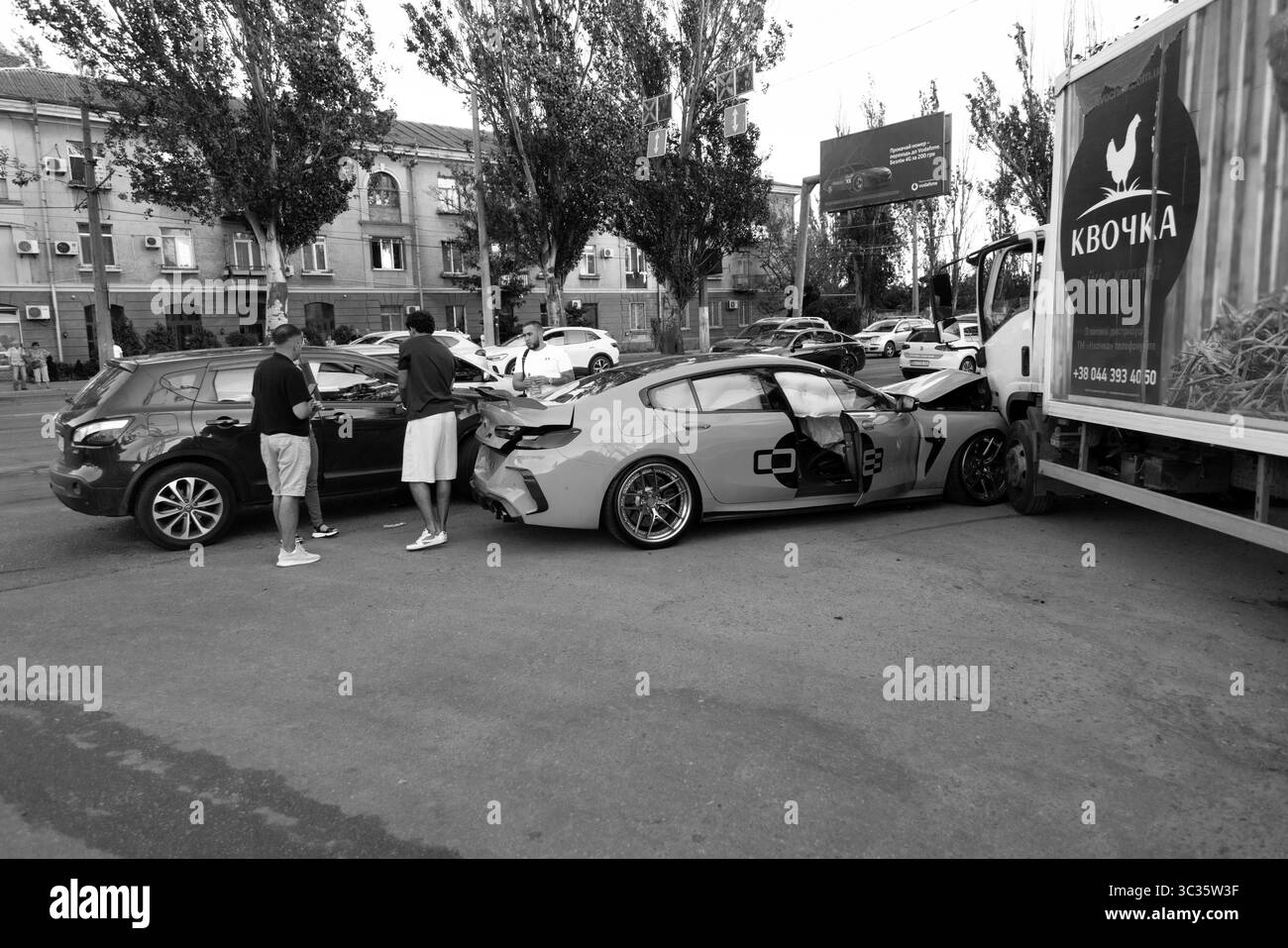 ODESSA, UKRAINE — 7 JUILLET 2025 : accident de la route. Deux voitures de luxe coûteuses sont entrées en collision à une intersection. La voiture a roulé jusqu'à l'intersection et est entrée en collision avec on Banque D'Images