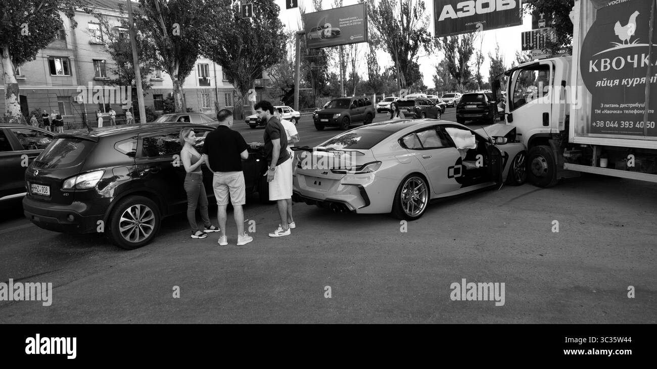 ODESSA, UKRAINE — 7 JUILLET 2025 : accident de la route. Deux voitures de luxe coûteuses sont entrées en collision à une intersection. La voiture a roulé jusqu'à l'intersection et est entrée en collision avec on Banque D'Images