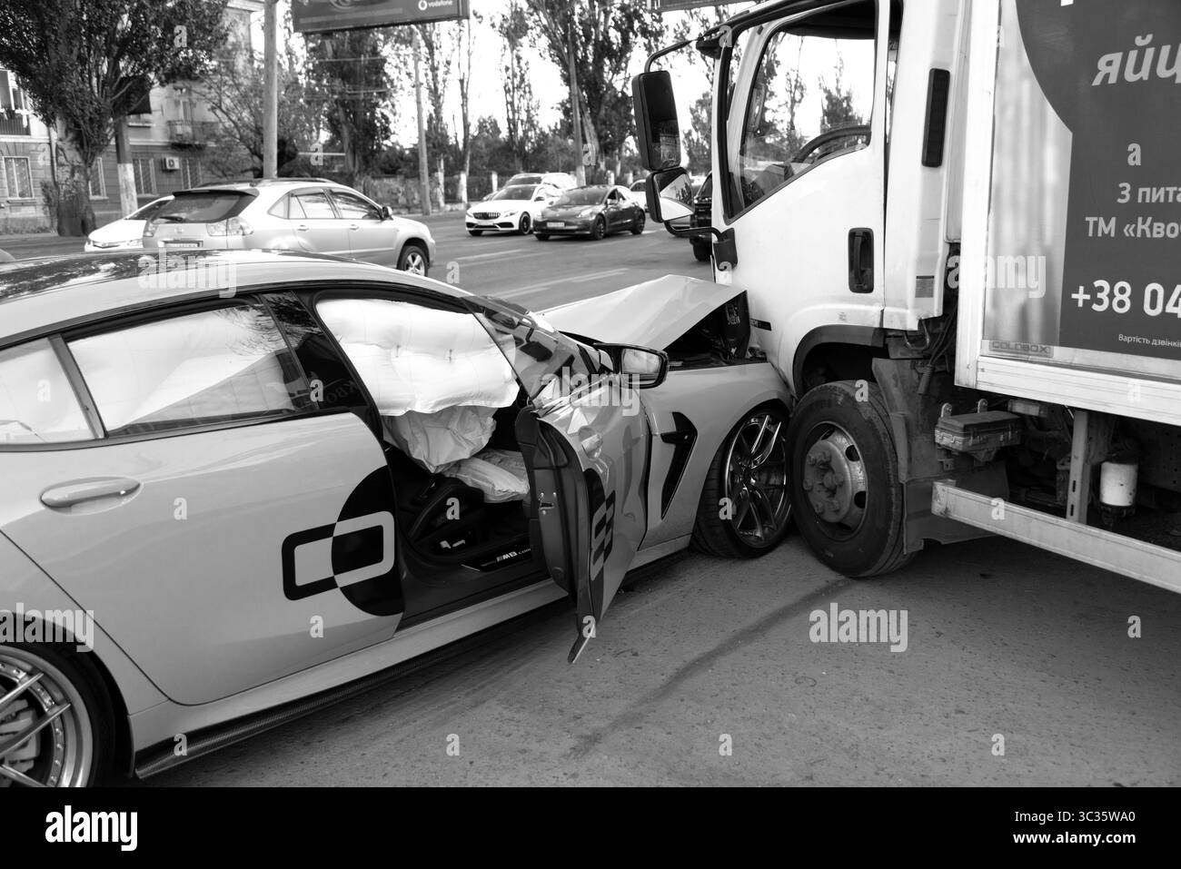 ODESSA, UKRAINE — 7 JUILLET 2025 : accident de la route. Deux voitures de luxe coûteuses sont entrées en collision à une intersection. La voiture a roulé jusqu'à l'intersection et est entrée en collision avec on Banque D'Images