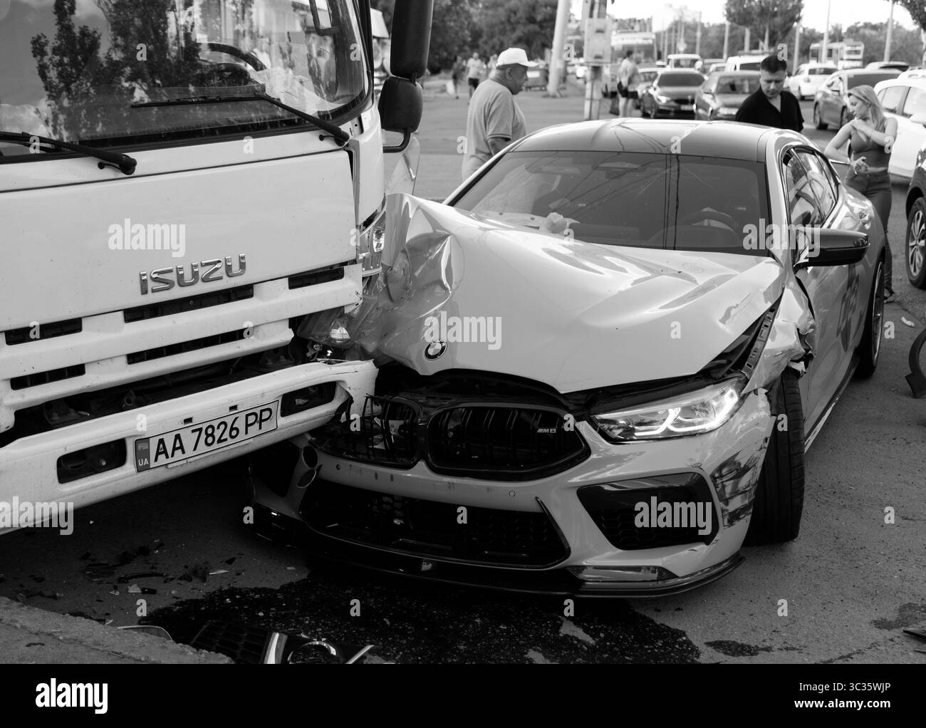 ODESSA, UKRAINE — 7 JUILLET 2025 : accident de la route. Deux voitures de luxe coûteuses sont entrées en collision à une intersection. La voiture a roulé jusqu'à l'intersection et est entrée en collision avec on Banque D'Images