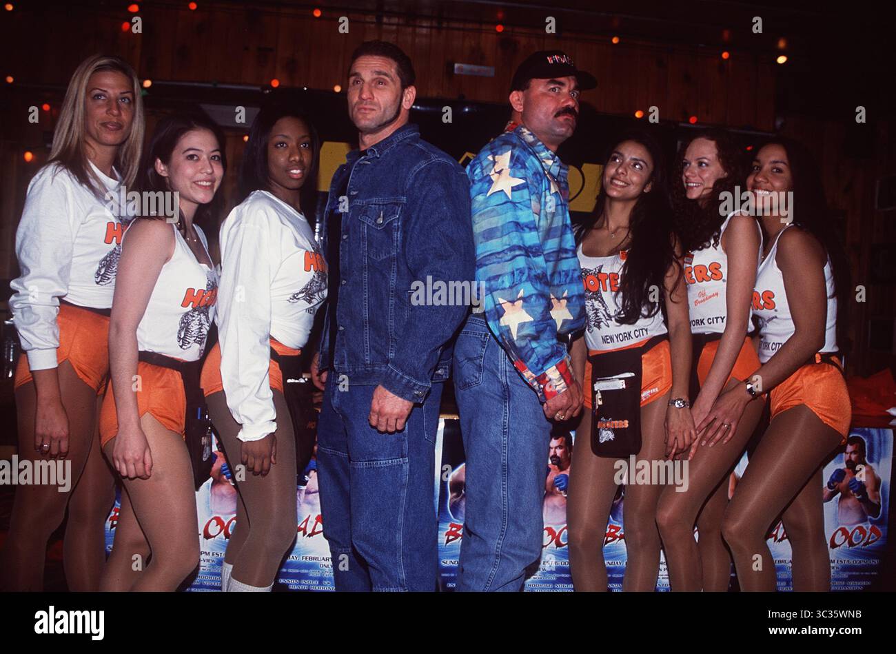 JANVIER 1, 2011 - K23996RM PRIDE FC PRESSER .KEN SHAMROCK VS. DON FAYE.HOOTERS, NYC 02/05/02. RICK MACKLER/ 2002.KEN SHAMROCK.DON FAYE(crédit image : © Globe photos/ZUMAPRESS.com) Banque D'Images