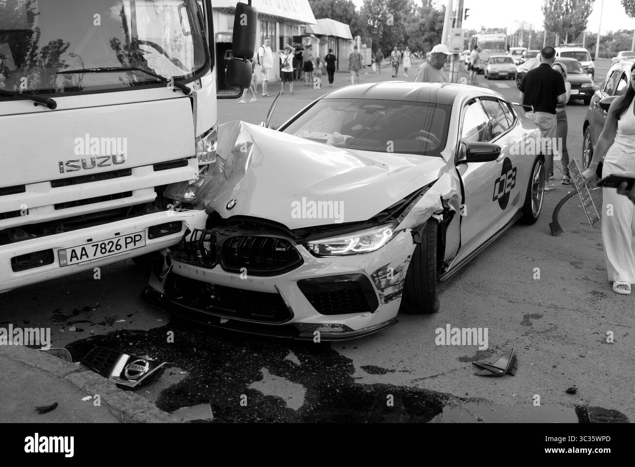 ODESSA, UKRAINE — 7 JUILLET 2025 : accident de la route. Deux voitures de luxe coûteuses sont entrées en collision à une intersection. La voiture a roulé jusqu'à l'intersection et est entrée en collision avec on Banque D'Images