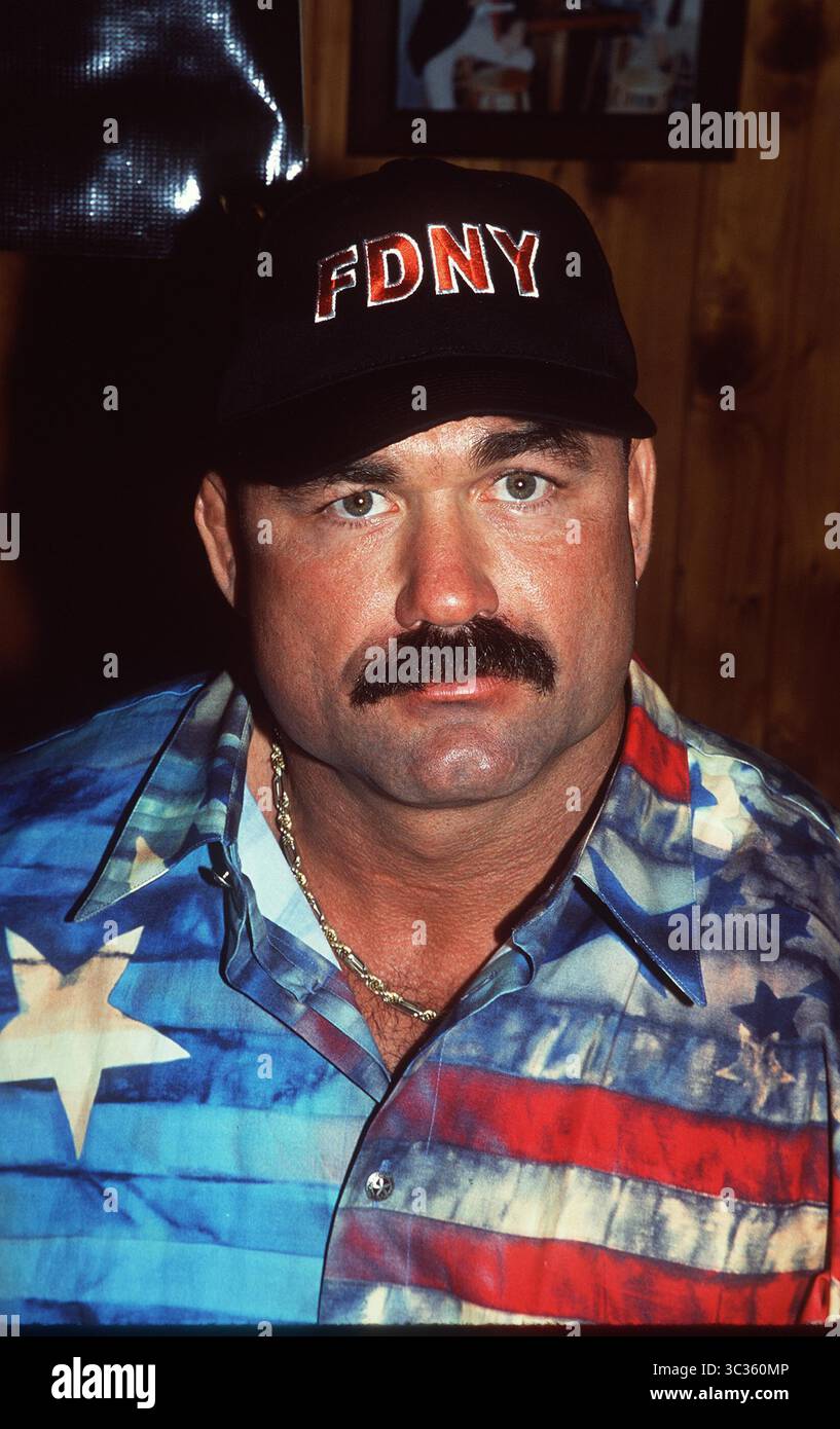 JANVIER 1, 2011 - K23996RM PRIDE FC PRESSER .KEN SHAMROCK VS. DON FAYE.HOOTERS, NYC 02/05/02. RICK MACKLER/ 2002.DON FAYE(crédit image : © Globe photos/ZUMAPRESS.com) Banque D'Images