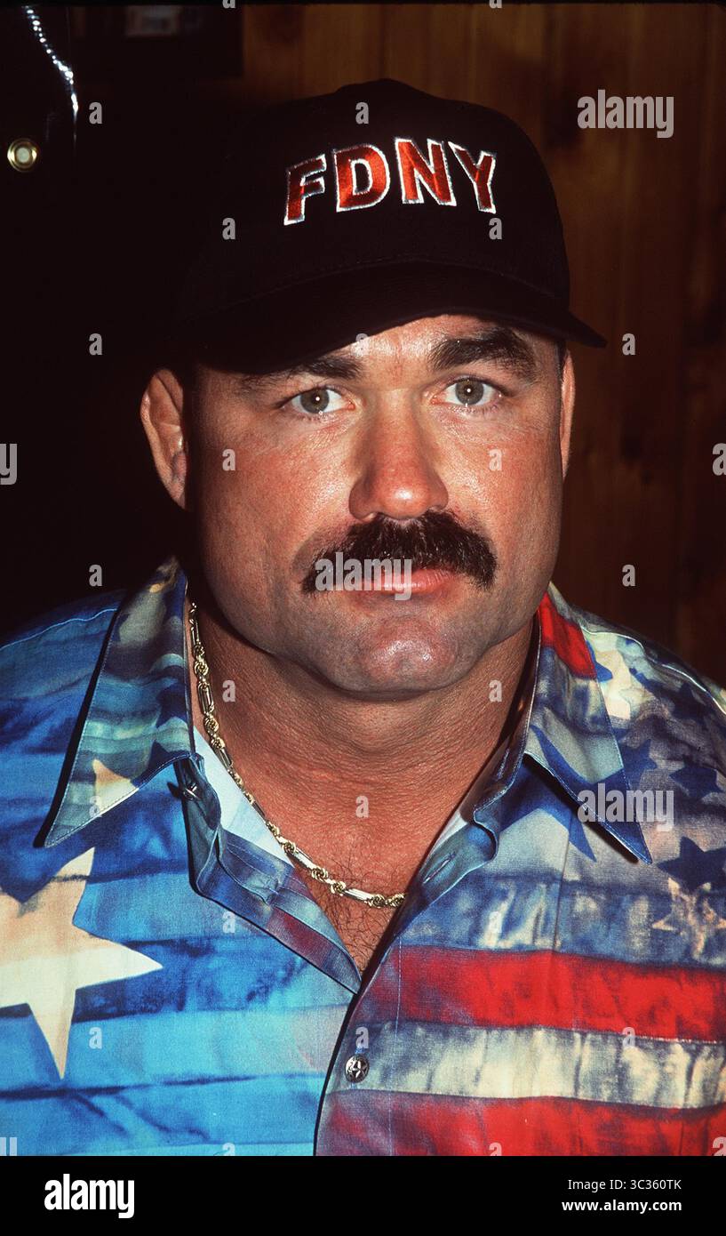 JANVIER 1, 2011 - K23996RM PRIDE FC PRESSER .KEN SHAMROCK VS. DON FAYE.HOOTERS, NYC 02/05/02. RICK MACKLER/ 2002.DON FAYE(crédit image : © Globe photos/ZUMAPRESS.com) Banque D'Images