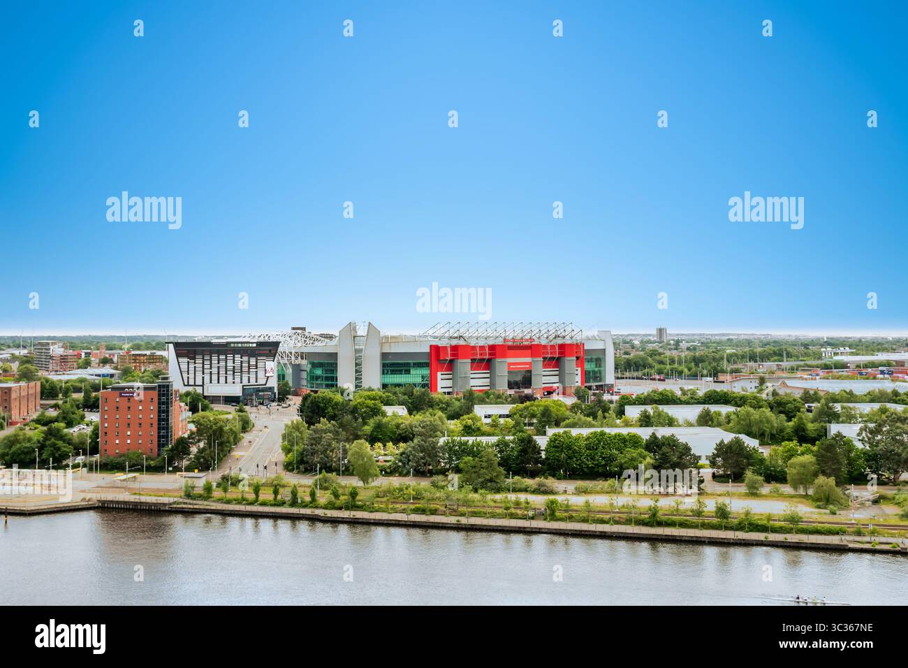 Salford Quays, Manchester – vue sur l'horizon moderne du front de mer avec ses tours résidentielles, Old Trafford et MediaCityUK Banque D'Images