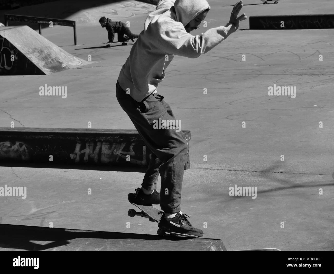 3 avril 2021, New York, New York, États-Unis : la Mecque du patinage située sous le pont de Manhattan. Rampes et obstacles pour les skateurs de tous niveaux d'expérience. Délimitée par les rues Cherry, Pike et Monroe, à la frontière entre Chinatown et Lower East Side. Directement sous le pont de Manhattan, à l'angle de Monroe et Pike, on trouve un grand parc en béton d'un demi-acre avec des obstacles de rue dont des rebords, des rails et des rives. Un endroit pour fléchir vos mouvements de skate et votre style. À mesure que la communauté s’élargit, les patineurs masculins deviennent plus accueillants, selon Kristen Miller. Pas trop longtemps Banque D'Images