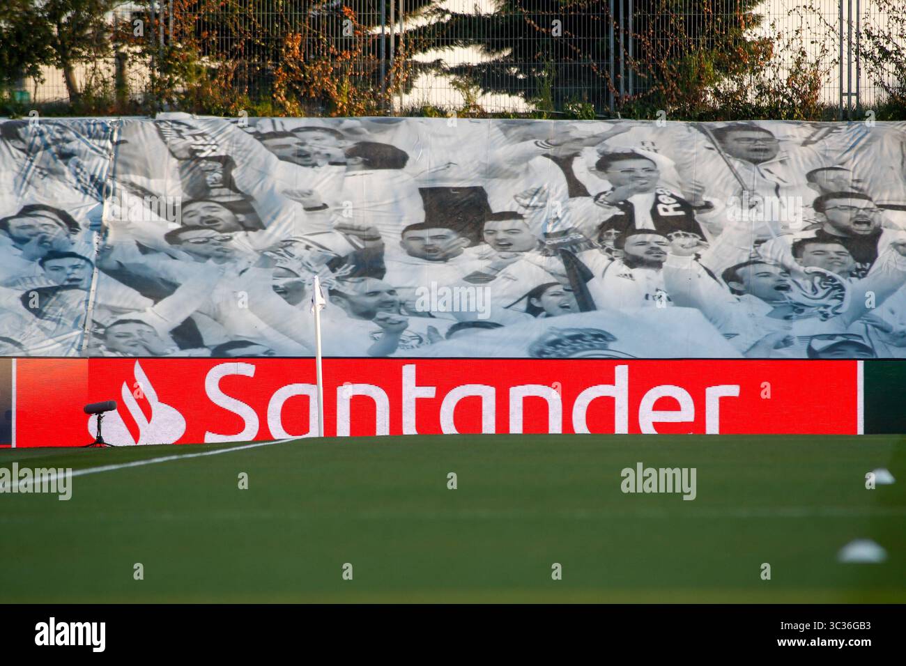 6 avril 2021, VALDEBEBAS, MADRID, ESPAGNE : le logo Santander est vu lors de la Ligue des champions de l'UEFA, quart de finale tour 1, match de football joué entre le Real Madrid et le Liverpool FC au stade Alfredo Di Stefano le 06 avril 2021 à Valdebebas, Madrid, Espagne. (Crédit image : © Oscar J. Barroso/AFP7 via ZUMA Wire) Banque D'Images
