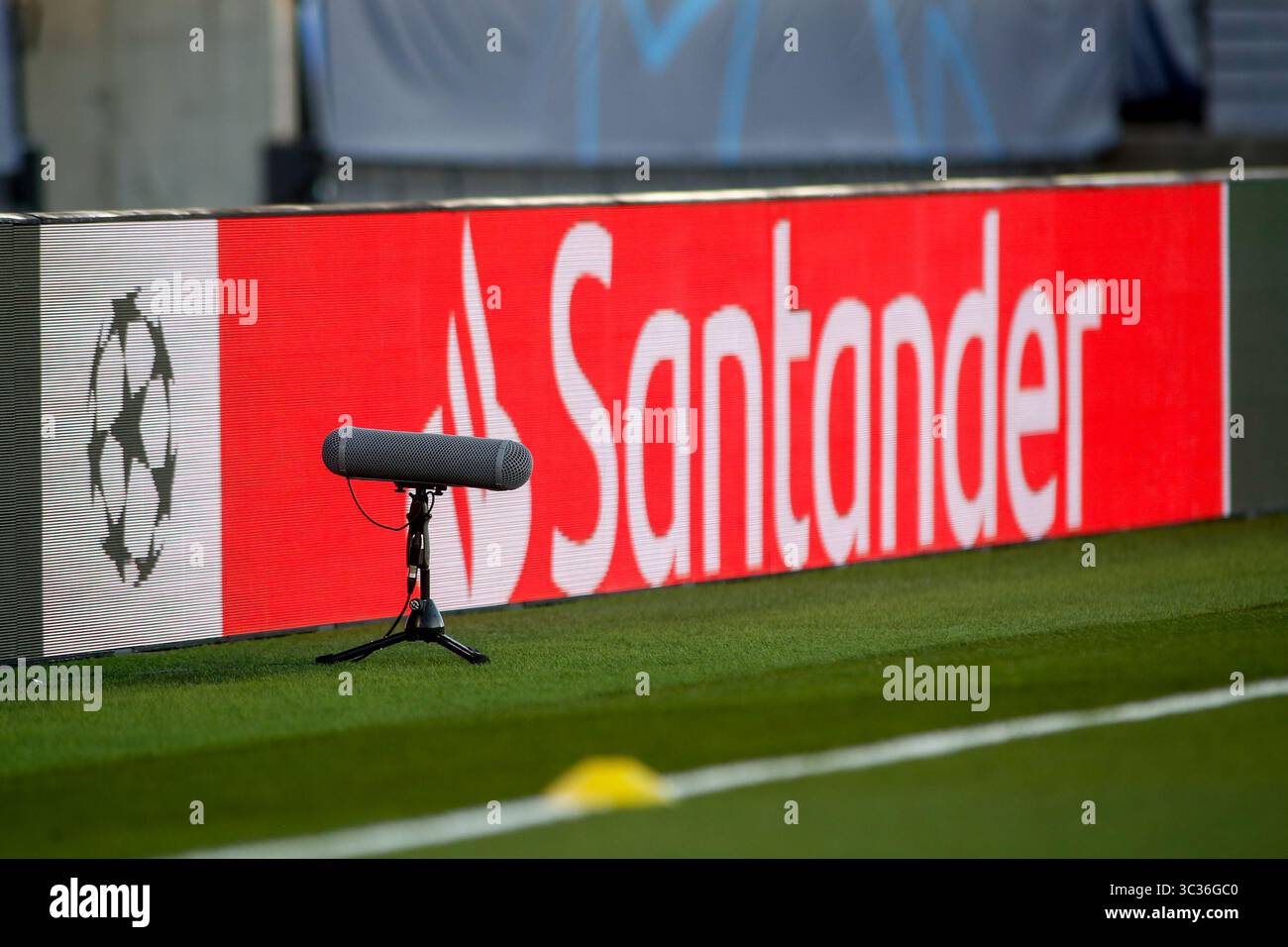 6 avril 2021, VALDEBEBAS, MADRID, ESPAGNE : le logo Santander est vu lors de la Ligue des champions de l'UEFA, quart de finale tour 1, match de football joué entre le Real Madrid et le Liverpool FC au stade Alfredo Di Stefano le 06 avril 2021 à Valdebebas, Madrid, Espagne. (Crédit image : © Oscar J. Barroso/AFP7 via ZUMA Wire) Banque D'Images