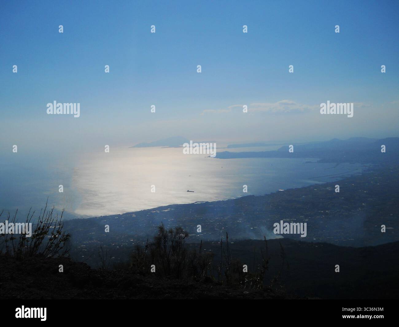 Superbe vue panoramique depuis le sommet du Vésuve surplombant la ville de Naples, en Italie. Ce film cinématographique capture le dramatique Banque D'Images