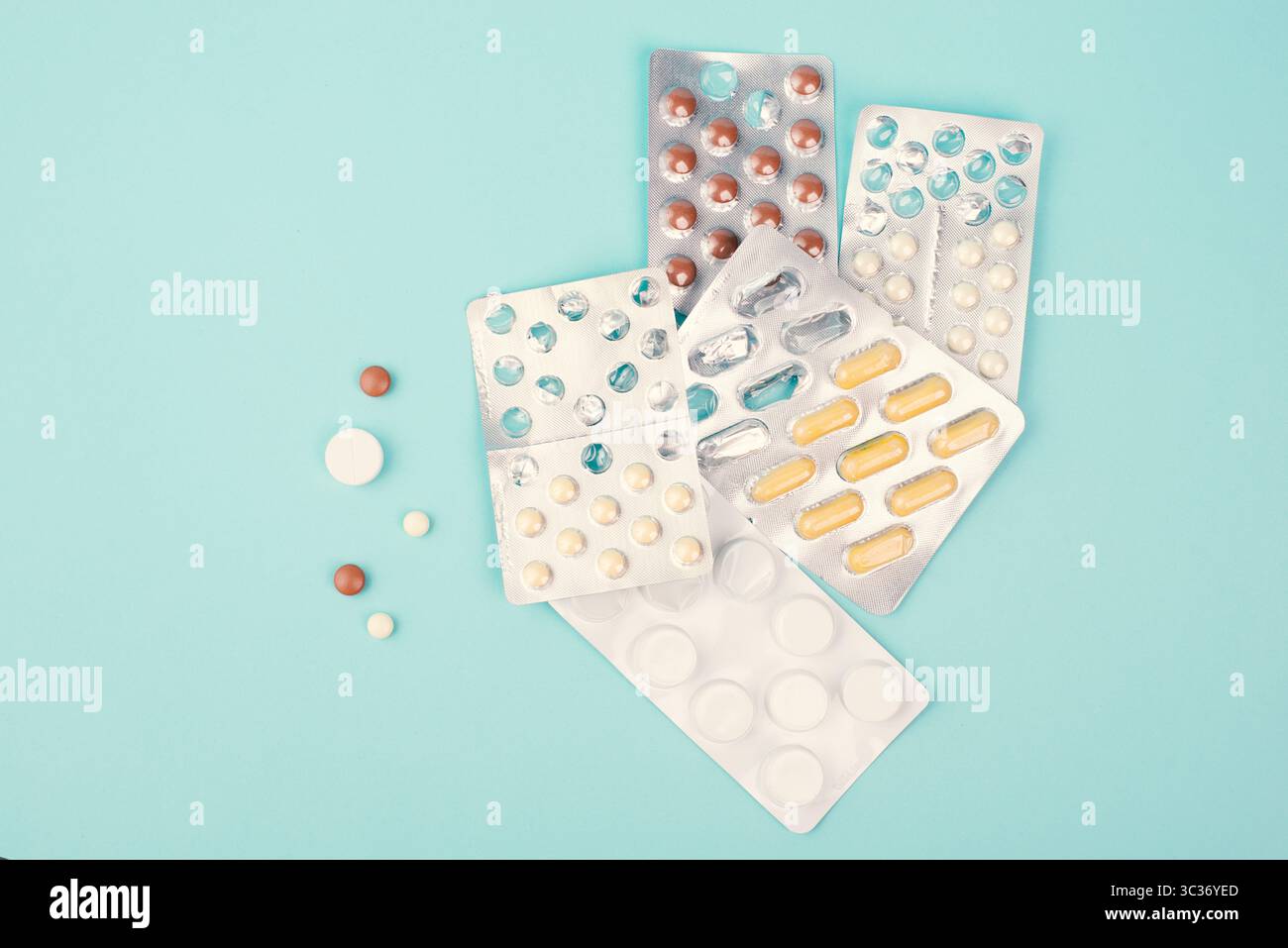 Médicament pilule, dépendance aux suppléments et surdose, prescription de médicaments, comprimés de pharmacie, soins de santé et traitement, prise de vitamines Banque D'Images