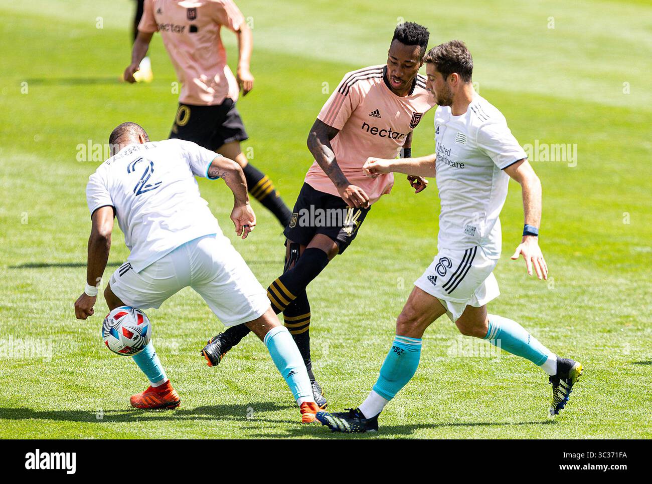 10 avril 2021, Los Angeles, Californie, États-Unis : Mark-Anthony Kaye #14 du LAFC passe la balle devant Andrew Farrell #2 de la New England Revolution lors de leur match de pré-saison MLS le samedi 10 avril 2021 au stade Banc of California à Los Angeles, Californie. LAFC dessine avec Revolution, 3-3. DOUGLAS CUELLAR/PI (crédit image : © Prensa Internacional via ZUMA Wire) Banque D'Images