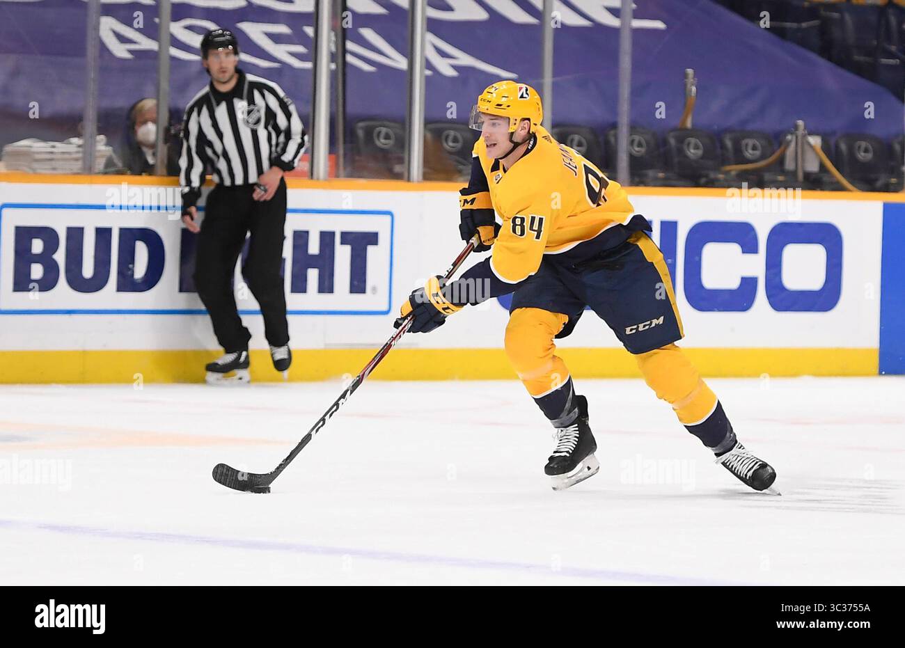Le 10 avril 2021, les Predators de Nashville quittent l'aile Tanner Jeannot (84 ans) qui patine contre les Stars de Dallas lors de la première période entre les Stars de Dallas et les Predators de Nashville au Bridgestone Arena à Nashville Tennessee. (Crédit photo obligatoire : Steve Roberts/CSM)(crédit image : © ; Steve Roberts/Cal Sport Media/CSM via ZUMA Wire) Banque D'Images