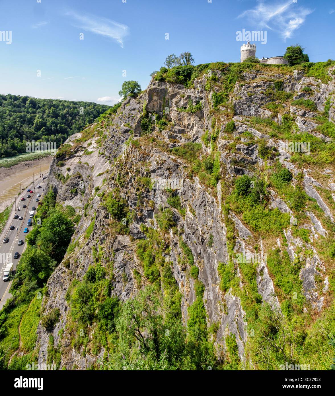Vue depuis le pont suspendu de Clifton sur St Vincent's Rocks et l'observatoire de Clifton Bristol UK surplombant la gorge d'Avon et la circulation sur l'A4 Banque D'Images