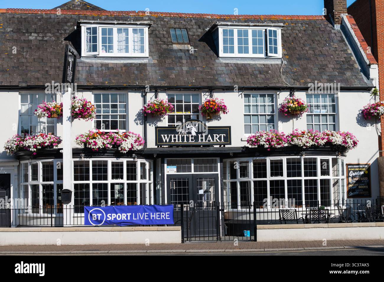 Vue frontale du pub White Hart, une maison publique britannique à Littlehampton, West Sussex, Angleterre, Royaume-Uni. Banque D'Images