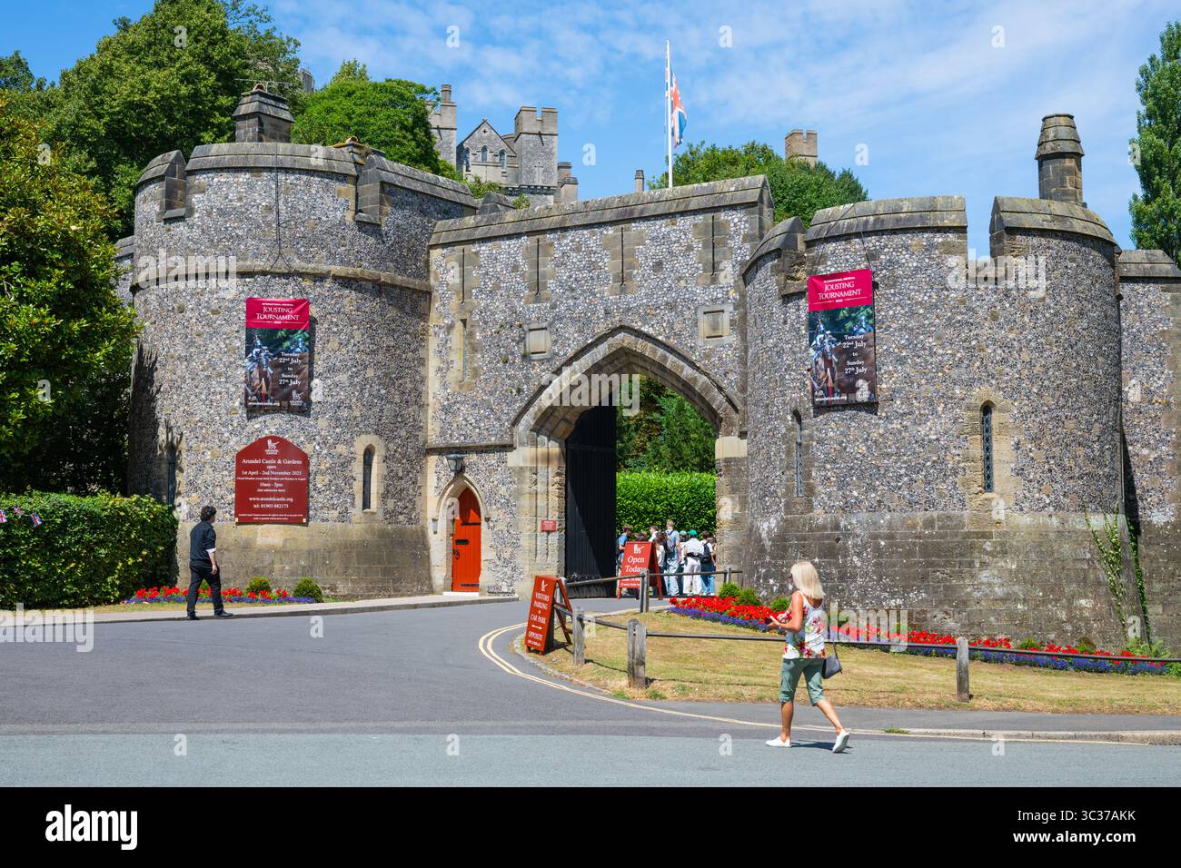Entrée au château d'Arundel avec des touristes en été, dans la ville médiévale de marché d'Arundel dans le Sussex de l'Ouest, Angleterre, Royaume-Uni. Banque D'Images