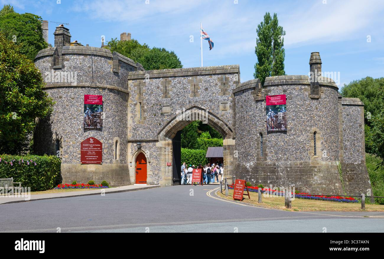 Entrée au château d'Arundel avec des touristes en été, dans la ville médiévale de marché d'Arundel dans le Sussex de l'Ouest, Angleterre, Royaume-Uni. Banque D'Images