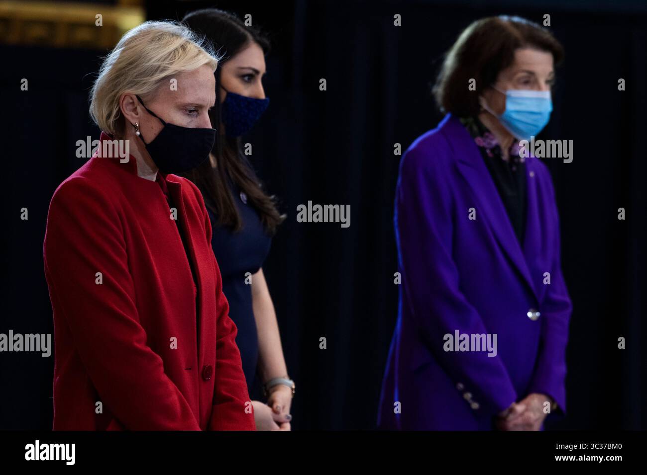 13 avril 2021, Washington, District de Columbia, États-Unis : ÉTATS-UNIS - 13 AVRIL : de gauche à droite, la représentante des États-Unis Victoria Spartz (républicaine de l'Indiana), la représentante des États-Unis Sara Jacobs (démocrate de Californie), et la sénatrice américaine Dianne Feinstein (démocrate de Californie), rendent hommage â l'officier du Capitole américain William œBillyâ€Evans, car ses restes en l'honneur dans la Rotonde Washington, DC, le mardi 13 avril 2021. Evans a été tué lorsqu'un chauffeur a percuté la barricade nord du Capitole le 2 avril 2021 (crédit image : © Tom Williams - Pool via CNP/CNP via ZUMA Wire) Banque D'Images