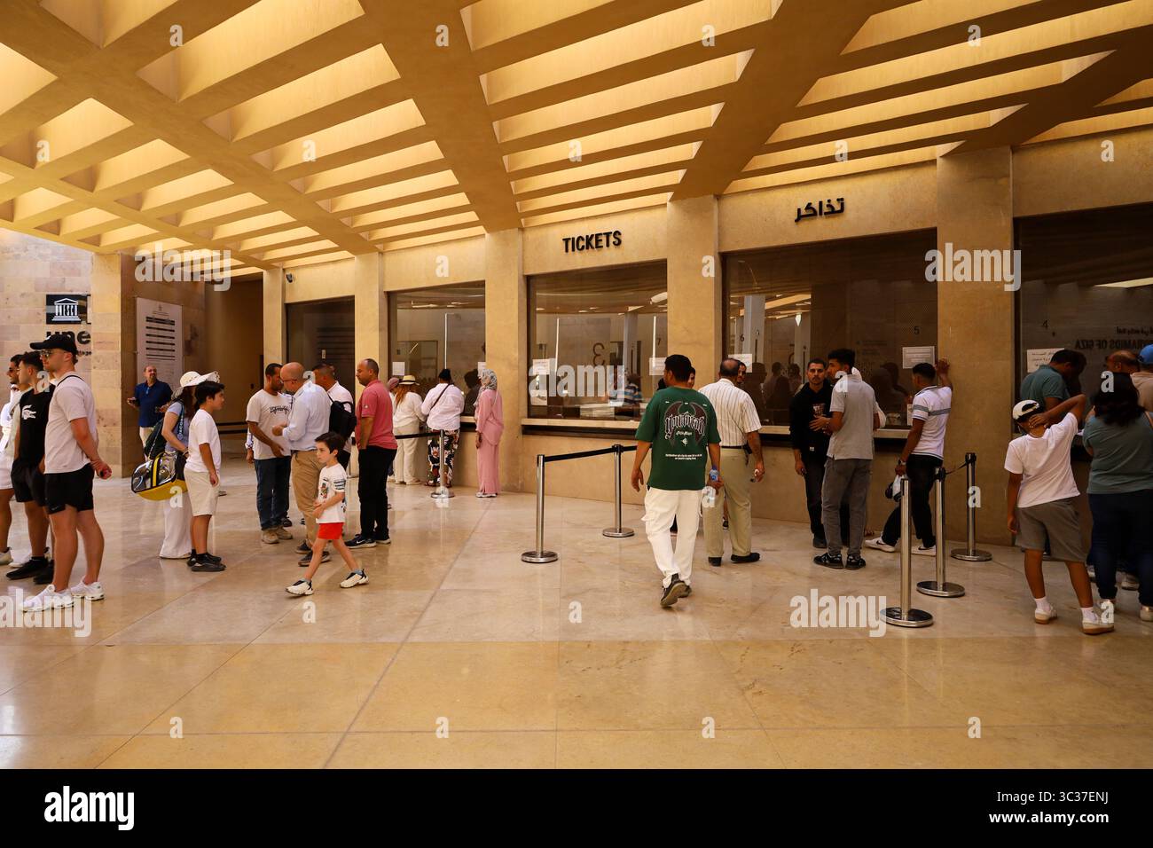 Gizeh, Egypte, 17 juillet 2025 : les touristes réservent des billets au Centre des visiteurs pour explorer les pyramides de Gizeh près du Caire, l'une des sept merveilles antiques Banque D'Images