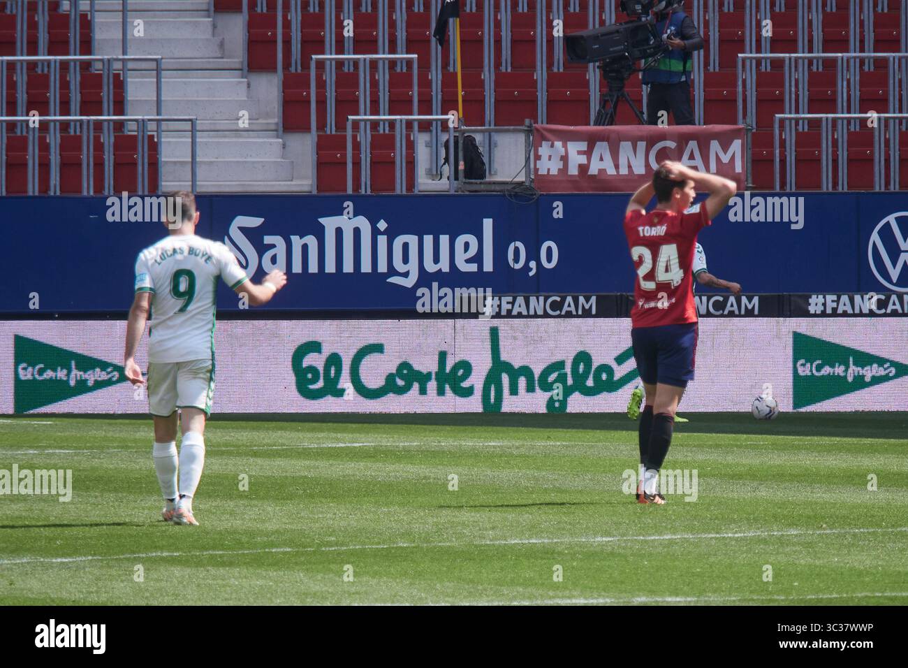 18 avril 2021, PAMPELUNE, NAVARRE, ESPAGNE : Lucas Torro de C.A.Osasuna gestes pendant la ligue espagnole, LaLiga, match de football joué entre CA Osasuna contre Elche CF au stade El Sadar le 18 avril 2021 à Pampelune, Navarre, Espagne. (Crédit image : © Eduardo Sanz/AFP7 via ZUMA Wire) Banque D'Images