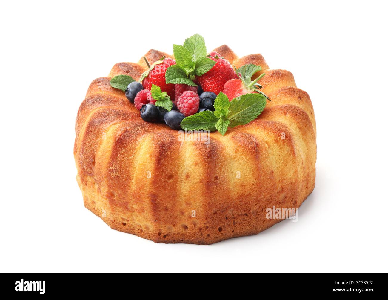 Gâteau savoureux Bundt aux baies isolé sur blanc Banque D'Images